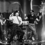 Harry Styles live op het podium tijdens een concert met zijn track Dance No More