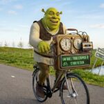 Beweging is het hele jaar door belangrijk, ondanks slecht weer. Fietsen in de regen is minder aantrekkelijk, maar wandelen met een paraplu of binnen sporten is een optie. Luisteren naar muziek of podcasts tijdens het sporten maakt het aangenamer en kan inspirerend werken.